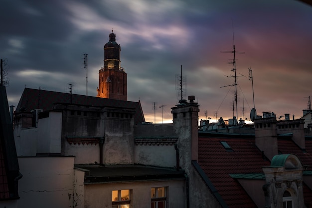 Telhados da cidade noturna de wroclaw na polônia