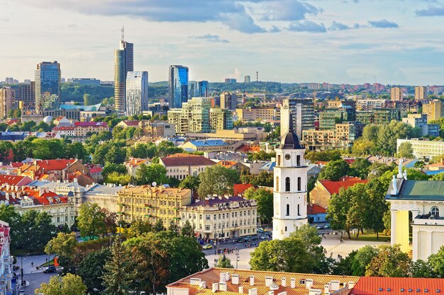 Telhados da Praça da Catedral e do distrito financeiro na cidade velha de Vilnius, Lituânia