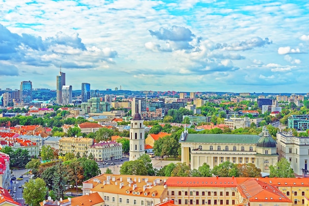 Telhados da Praça da Catedral e do distrito financeiro na cidade velha de Vilnius, Lituânia