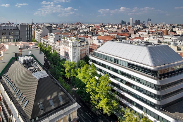 Telhados da zona central de Madrid e o skyline da cidade ao fundo