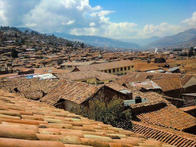 Telhados de barro vermelho de uma cidade nas terras altas do Peru