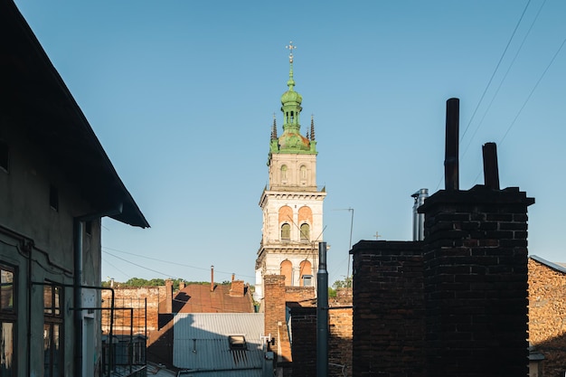 Telhados de casas antigas e da Catedral Dominicana no centro de Lviv Ucrânia