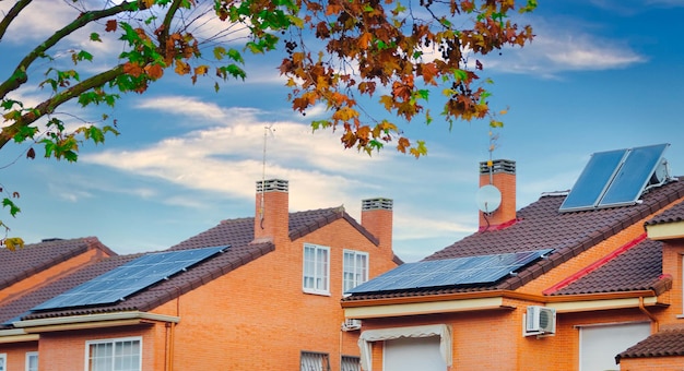 Telhados de casas com painéis solares.