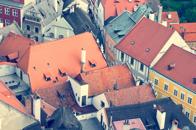 Telhados de casas com telha vermelha em uma bela vista da cidade velha de cima Toned