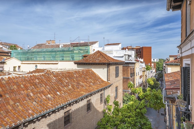 Telhados de edifícios antigos com telhas de barro no centro histórico de Madrid