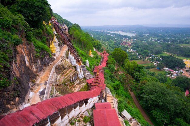 Telhados de escadas vermelhas coloridas e belas paisagens em Pindaya caves Myanmar