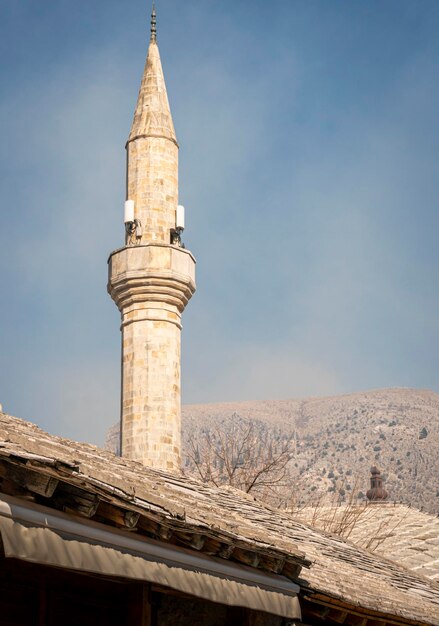 Telhados de pedra e minarete na cidade de Mostar, Bósnia e Herzegovina