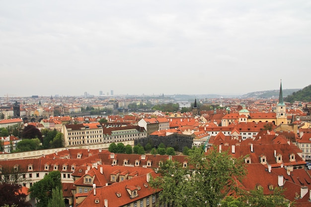 Telhados de tijolos vermelhos de praga