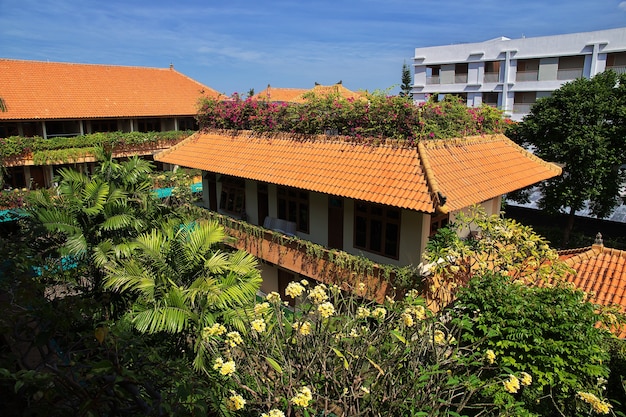 Telhados do edifício na cidade de Denpasar