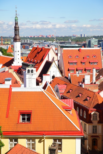 Telhados vermelhos da cidade velha de Tallin com a torre da Igreja do Espírito Santo, Estônia