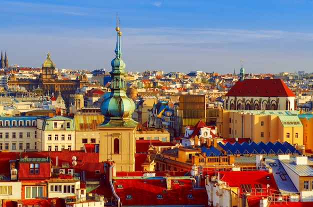 Telhados vermelhos de Praga - vista da prefeitura, viagem ao fundo europeu