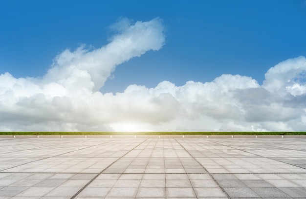 Telhas de assoalho e cenário natural de céu azul e nuvens brancas