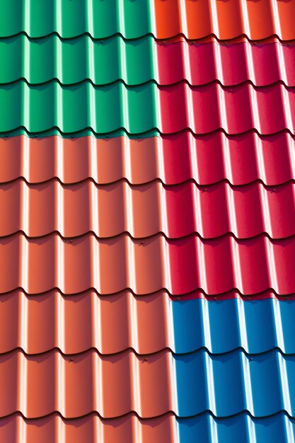 Foto telhas multicoloridas no telhado de um edifício