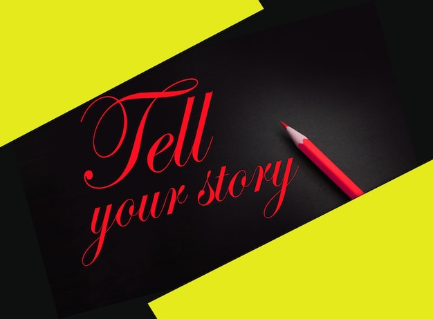 Tell Your Story palabras amarillas sobre negro y lápiz además del concepto de marketing de derechos de autor de Storytelling