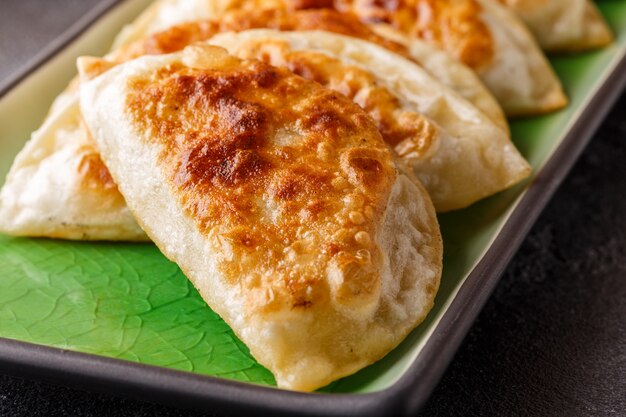 Teller mit asiatischer Gyoza, Knödelsnack