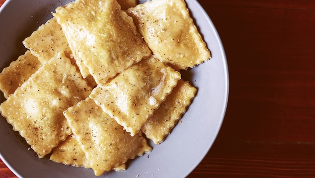 Teller mit authentischen Ravioli