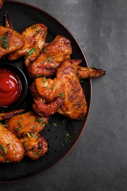 Teller mit Barbecue Chicken Wings Draufsicht Copyspace