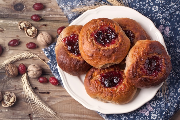 Teller mit Brötchen