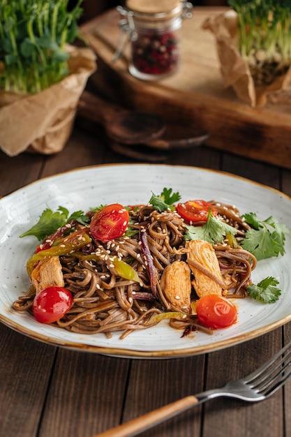 Teller mit Buchweizen-Soba-Nudeln mit Hühnchen-Wok