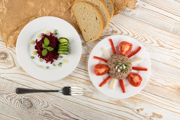 Teller mit Buchweizenbrei und Rübensalat