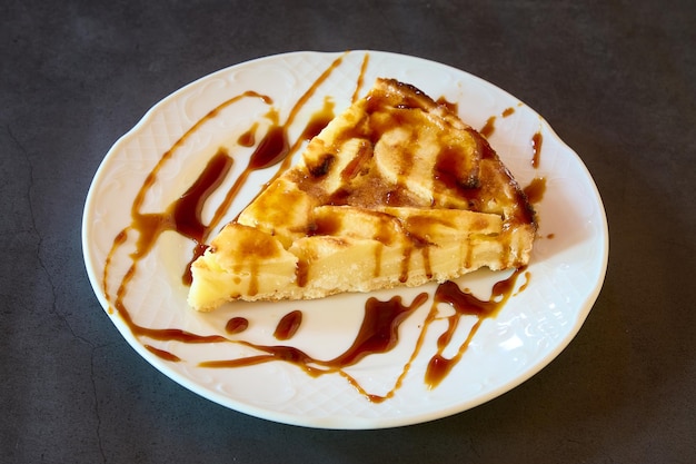 Foto teller mit einem stück karamell-käsekuchen