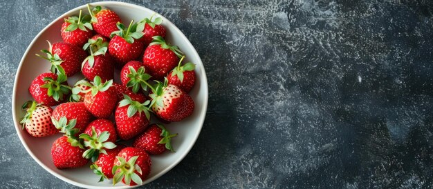 Teller mit Erdbeeren auf dem Tisch