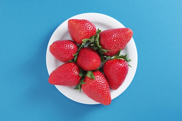 Teller mit Erdbeeren