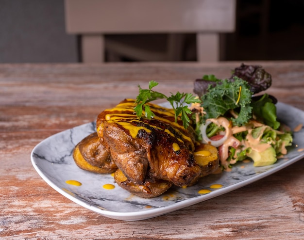 Teller mit Essen auf dem Tisch eines Restaurants, typisches Essen aus Peru.