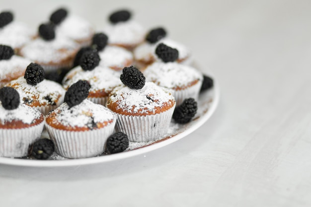 Foto teller mit frisch gebackenen süßen muffins