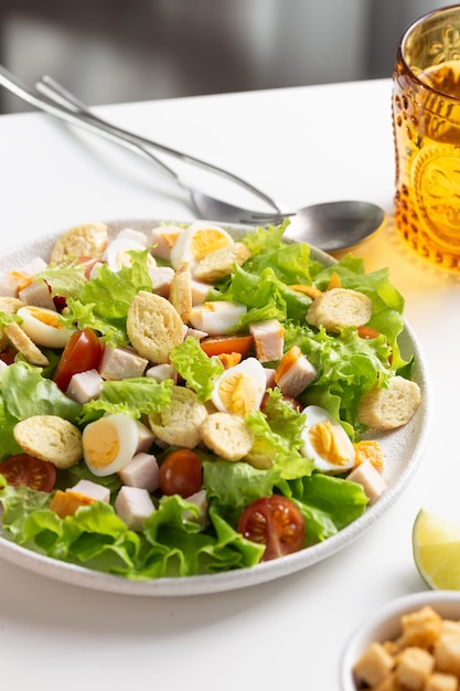 Foto teller mit frischem caesar-salat zum abendessen