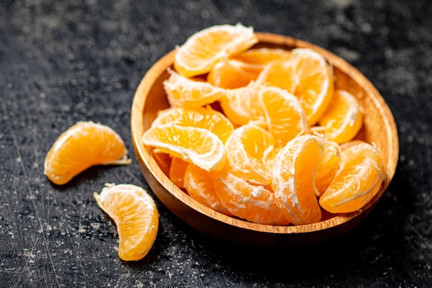 Teller mit frischen Mandarinen