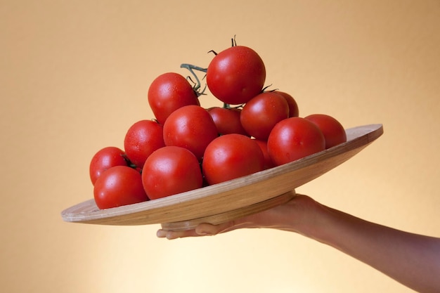 Teller mit frischen Tomaten