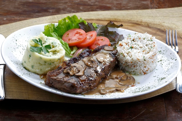 Teller mit gegrilltem Steak-Reis-Kartoffel-Salat Picanha