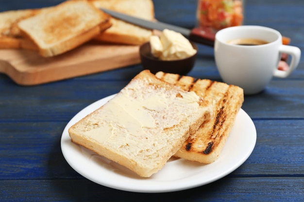 Teller mit geröstetem Brot auf dem Tisch