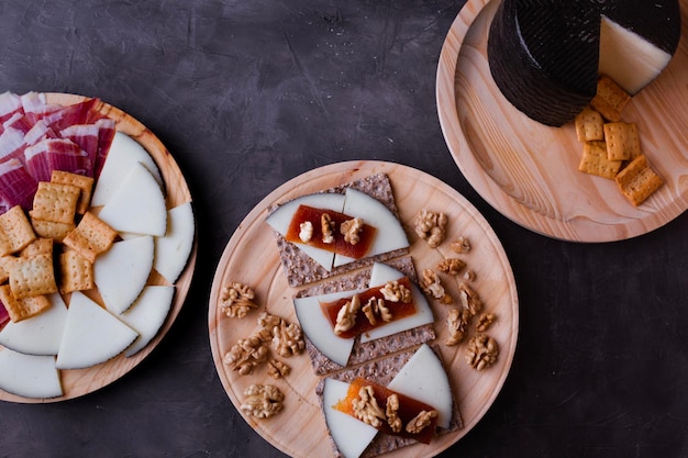 Teller mit geröstetem Brot mit Jamon-Käse und Quittengelee