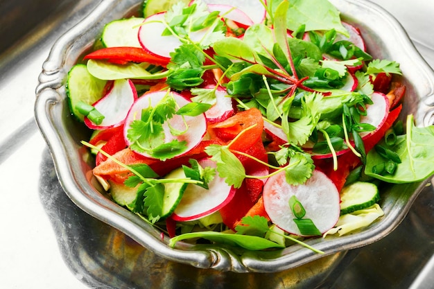 Teller mit gesundem vegetarischem Salat, Diätmenü
