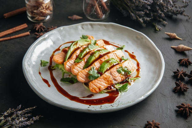 Teller mit Gourmet-Lachs und Avocado-Vorspeise