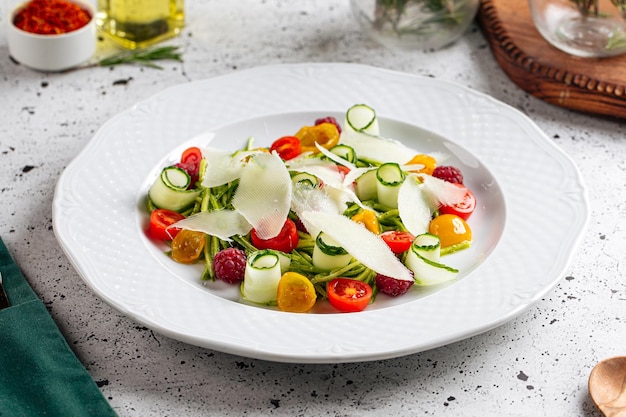 Teller mit Gourmet-Salat aus frischem Gemüse