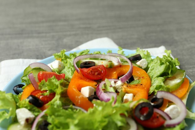 Teller mit griechischem Salat und Küchentuch, Nahaufnahme