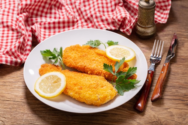 Teller mit Hähnchenschnitzel