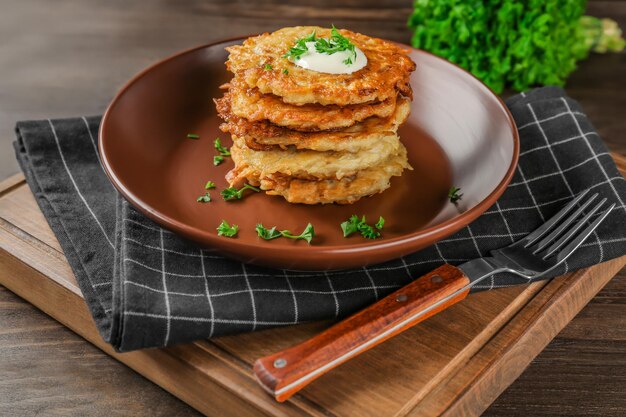 Foto teller mit hanukkah kartoffel pfannkuchen auf dem tisch