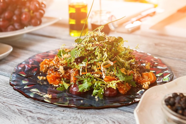 Teller mit Haufen Salat.