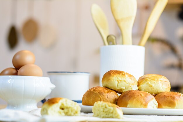 Teller mit hausgemachten Brötchen