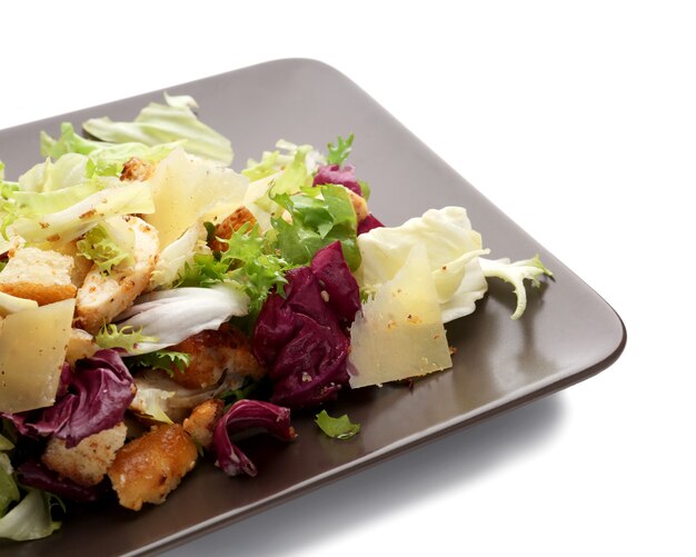 Teller mit Hühnersalat auf Weiß