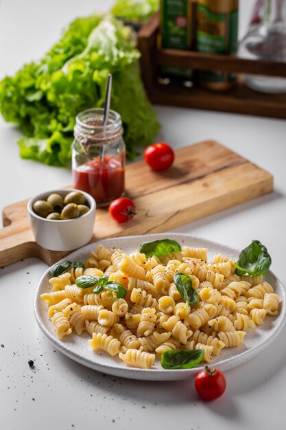 Foto teller mit italienischer pasta auf einem weißen küchentisch