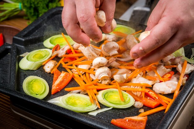 Teller mit Kaninchenfleisch mit Gemüse