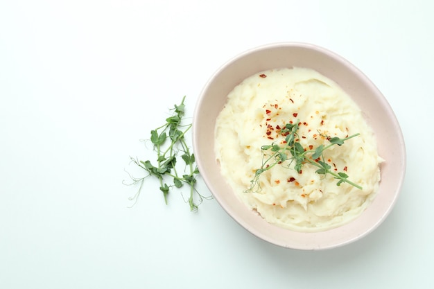 Teller mit Kartoffelpüree auf Weiß