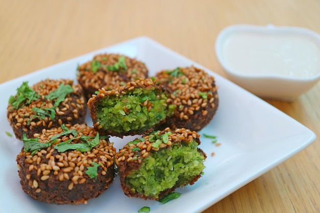 Teller mit köstlichen Falafeln mit Joghurt-Dip