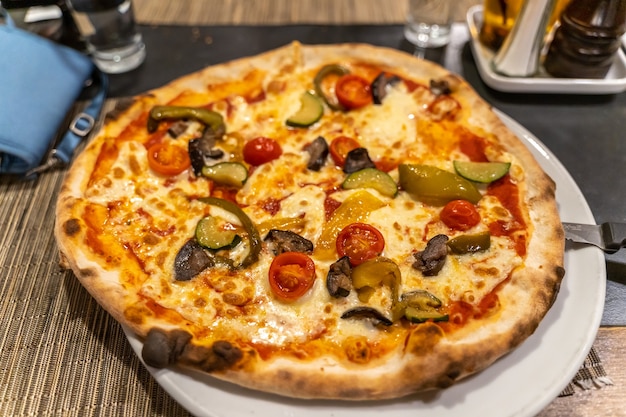Teller mit köstlicher italienischer Gemüsekäsepizza