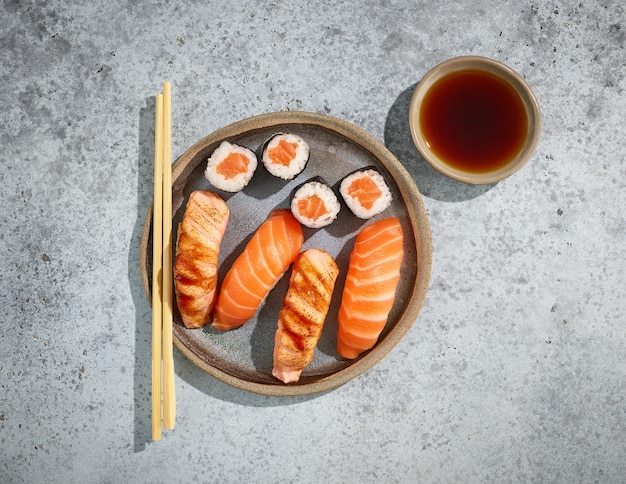 Teller mit Lachs-Sushi auf Tisch im Restaurant, Ansicht von oben